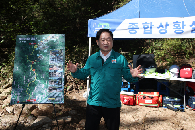 대집행 현장을 설명 중인 주광덕 남양주시장. /사진제공=남양주시