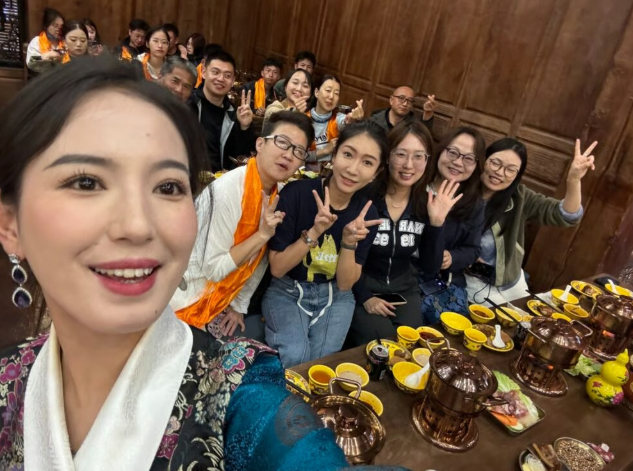 중국 윈난성에서 전통 공연 배우가 배우 송혜교를 닮았다고 알려져 화제다. 사진은 중국 윈난성 샹그릴라 투스 저택에서 공연 배우로 일하는 용종(왼쪽)의 모습. /사진=사우스차이나모닝포스트 홈페이지 캡처