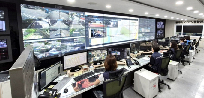 광주시 CCTV 통합관제센터는 5800여 대의 CCTV가 운영 중이다. 관제요원 20명은 4조 2교대로 24시간 근무하고 있다. 관제센터는 경찰과 공조해 자살기도자 구조, 가출 치매 노인 발견, 성추행 범인 검거 등 지난해에만 51건을 해결했다. /사진제공=광주시