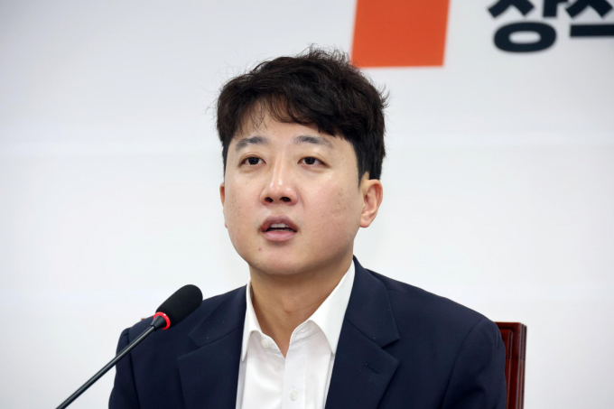 이준석 개혁신당 대표가 10일 자신의 페이스북에 이재명 대통령의 '저신용자 대출금리 인하' 발언에 대해 "금융의 근간을 흔드는 위험한 포퓰리즘"이라고 지적했다. 사진은 지난 8일 이준석 개혁신당 대표가 서울 여의도 국회에서 열린 당 최고위원회의에서 발언을 하고 있는 모습. /사진=뉴시스
