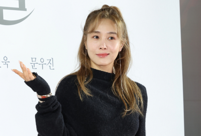가수 겸 뮤지컬 배우 옥주현이 소속사 미등록 불법 운영 의혹에 휩싸인 가운데 소속사 측이 이를 인정하고 사과했다. 사진은 지난 1월 서울 송파구 롯데시네마 월드타워점에서 열린 영화 '검은 수녀들'(감독 권혁재) VIP 시사회에 참석한 뮤지컬배우 옥주현. /사진=뉴스1
