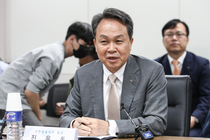  진옥동 신한금융지주 회장이 24일 오후 서울 중구 은행회관에서 열린 중소기업 기후위기 대응 등의 지원을 위한 업무협약식에서 인사말하고 있다. /사진=뉴시스 