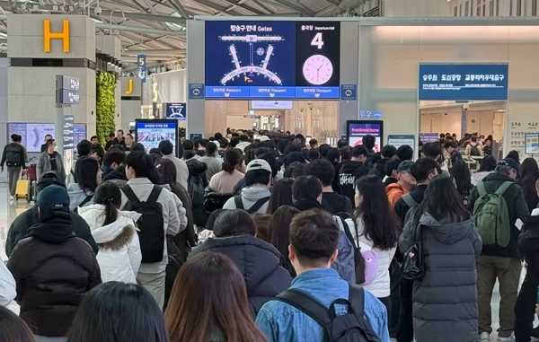 전국 15개 공항 노동자들이 총파업을 예고했다. 사진은 설 '황금연휴'가 시작된 지난 1월24일 인천공항 제1터미널 출국장 모습. /사진=뉴스1