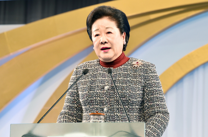 민중기 특별검사팀(김건희 특검팀)이 한학자 통일교 총재에게 오는 15일 다시금 소환 통보를 했다. 사진은 2017년 11월21일 한학자 세계평화통일가정연합 총재가 일본 오사카 가도마스포츠센터에서 열린 ‘효정 패밀리 페스티벌 오사카 대회’에서 기조연설을 하고 있는 모습. /사진=뉴스1(가정연합 제공)