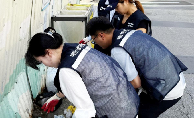수원시 새빛 환경수호자가 쓰레기 샘플링하는 모습. /사진제공=수원시