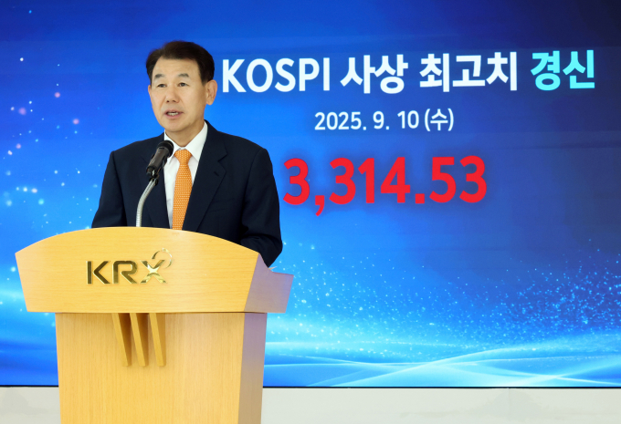 정은보 한국거래소 이사장이 코스피 사상 최고치 경신을 코리아 디스카운트 극복으로 평가했다. 사진은 거래소 본사에서 임직원들과 축하 세레모니하는 정 이사장./사진=한국거래소 