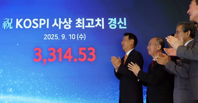 10일 코스피 지수가 전 거래일 보다 1.67% 오른 3314.53를 기록, 종가 기준 약 4년2개월 만에 역대 최고치를 경신했다.  이날 오후 부산 남구 한국거래소 본사에서 정은보 거래소 이사장 등 임원진들이 축하 행사를 갖고 있다./사진=뉴시스
