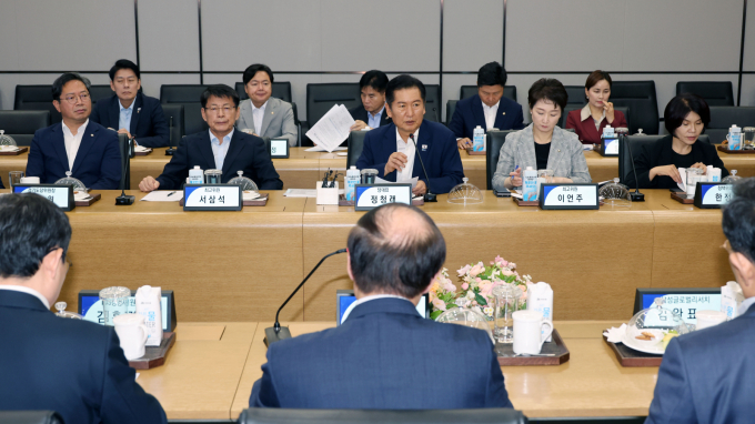 정청래 더불어민주당 대표가 10일 경기 평택시 삼성전자 팽택캠퍼스에서 열린 반도체산업 발전을 위한 현장 간담회에서 "반도체특별법이 조속히 국회에서 통과되도록 노력하겠다"고 밝혔다. /사진=뉴시스(국회사진기자단)