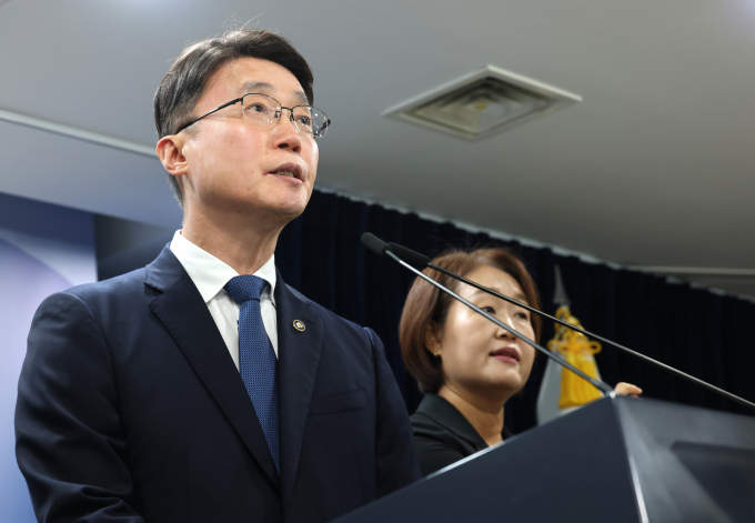 정부가 지난달 말부터 발생한 KT 무단 소액결제 사고와 북한 해킹조직 '김수키'와의 연관성에 대해 "현 단계에서 단정하기 어렵다"는 입장을 내놨다.사진은 류제명 과학기술정보통신부 제2차관이 10일 서울 종로구 정부서울청사에서 KT 고객 무단 소액결제 침해사고 관련 브리핑을 하고 있는 모습. /사진=뉴스1