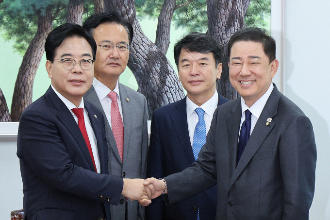 김병기 더불어민주당 원내대표와 송언석 국민의힘 원내대표가 10일 서울 여의도 국회에서 원내대표 회동을 한뒤 3대 특검법(내란·김건희·순직해병) 개정안, 금융감독위원회(금감위) 설치법에 대해 양당은 최대한 협조하기로 합의 했다. /사진=뉴스1