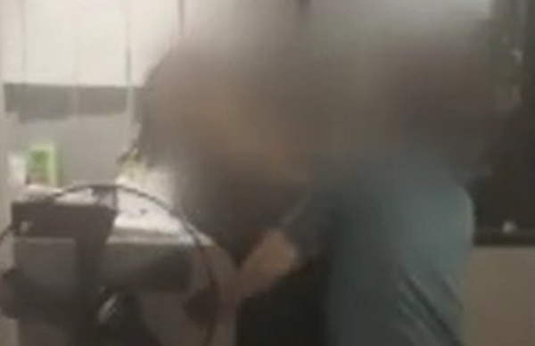 만취한 60대 남성이 술집 여사장에게 입맞춤을 하는 등 강제추행한 사실이 알려졌다. 사진은 60대 남성이 술집 여사장을 강제추행 하는 모습. /사진=JTBC '사건반장' 캡처