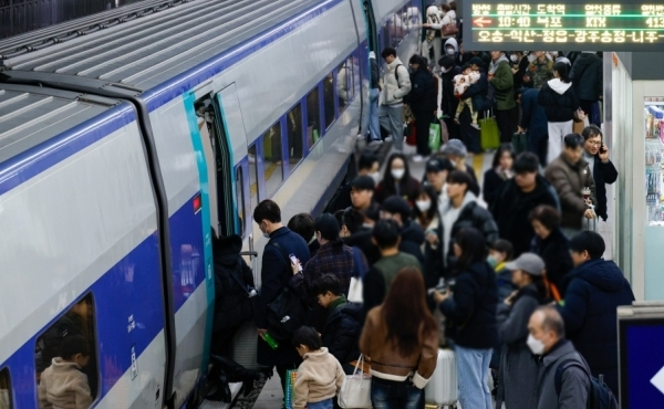 SRT 추석 승차권 예매가 진행 중이다. 사진은 설 명절을 앞둔 지난 1월24일 오전 서울 용산역에서 귀성객들이 목포행 KTX 열차를 타고 있는 모습. /사진=뉴스1