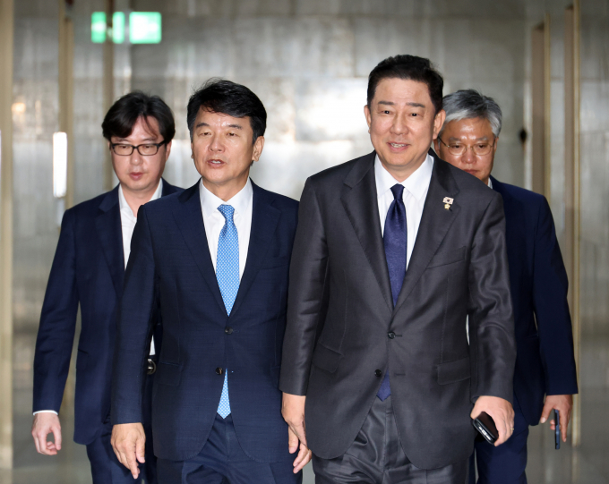 김병기 더불어민주당 원내대표가 지난 10일 국민의힘과 합의한 3대(내란·김건희·채상병) 특검법 등에 대해 파기가 아닌 최종 결렬이라고 말했다. 사진은 김병기 더불어민주당 원내대표(오른쪽)와 문진석 원내운영수석부대표가 지난 10일 서울 여의도 국회에서 송언석 국민의힘 원내대표와 회동을 위해 운영위원장실로 향한 모습. /사진=뉴시스