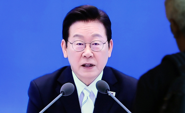 이재명 대통령이 취임 100일 기자회견에서 '국민이 주인인 나라'를 만드는길에 매진하겠다고 밝혔다. 사진은 시민들이 11일 서울역 대합실에서 이재명 대통령의 취임 100일 기자회견 생중계를 시청하는 모습. /사진=뉴스1