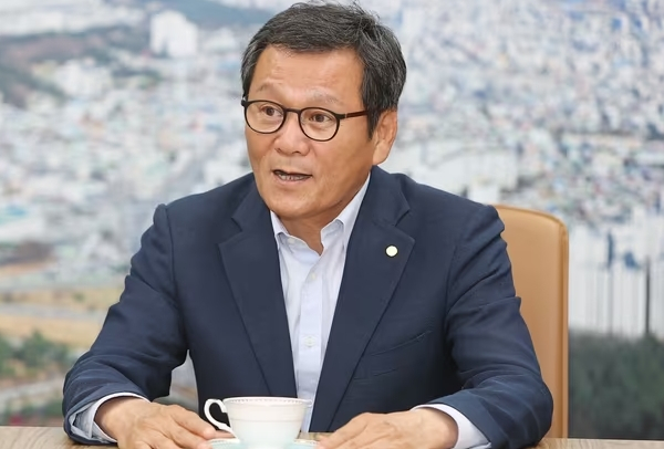 강릉시장이 가뭄 등과 관련해 직원들에게 사실상 댓글을 지시해 논란이다. 사진은 김홍규 강릉시장. /사진=뉴스1