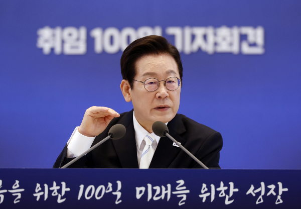 이재명 대통령이 상법 개정 필요성과 금융투자소득세 대주주 기준에 대해 입장을 밝혔다. 사진은 이재명 대통령이 11일 청와대 영빈관에서 열린 취임 100일 기자회견 '회복을 위한 100일, 미래를 위한 성장'에서 질문에 답변하는 모습. /사진=뉴시스