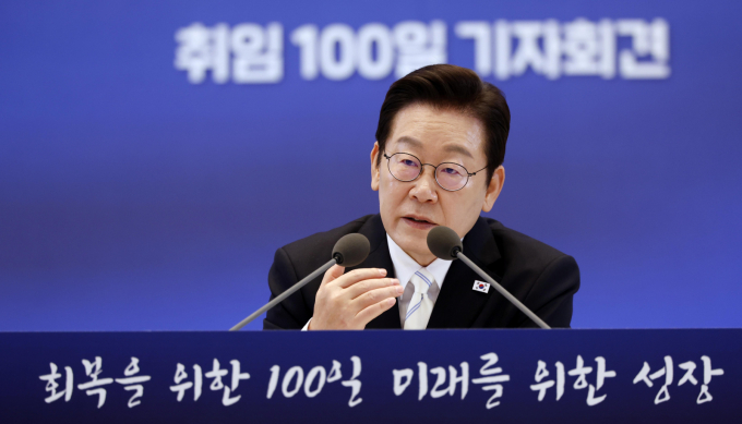 이재명 대통령이 11일 청와대 영빈관에서 열린 취임 100일 기자회견 '회복을 위한 100일, 미래를 위한 성장'에서 기자들의 질문에 답변하고 있다. /사진=뉴시스