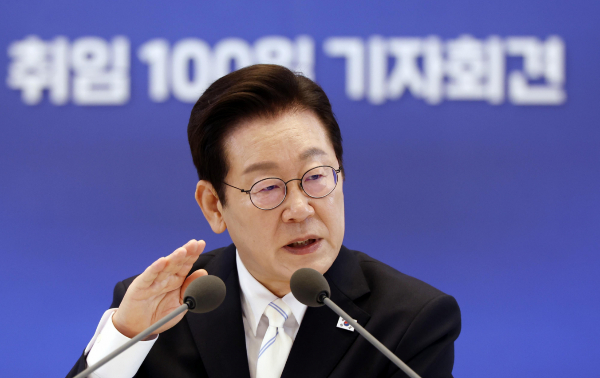 이재명 대통령이 대형 참사가 주로 보수 정권에서 발생한다고 주장했다. 사진은 이재명 대통령이 11일 청와대 영빈관에서 열린 취임 100일 기자회견 '회복을 위한 100일, 미래를 위한 성장'에서 질문에 답변하는 모습. /사진=뉴시스