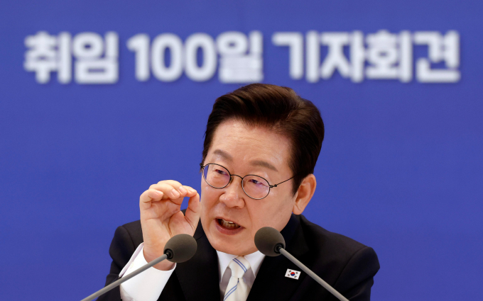 이재명 대통령이 이시바 시게루 일본 총리 사임 후 한일 관계 전망에 대한 질문에 넓게 보면 협력이 필요하다고 말했다. 사진은 이 대통령이 11일 청와대 영빈관에서 열린 취임 100일 기자회견 '회복을 위한 100일, 미래를 위한 성장'에서 질문에 답변하는 모습. /사진=뉴시스
