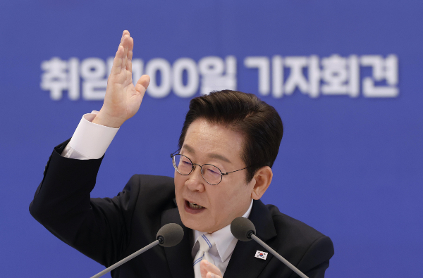 이재명 대통령이 주가조작 시 원금까지 몰수하겠다는 입장을 밝혔다. 사진은 이재명 대통령이 11일 청와대 영빈관에서 열린 취임 100일 기자회견 '회복을 위한 100일, 미래를 위한 성장'에서 질문에 답변하는 모습. /사진=뉴시스
