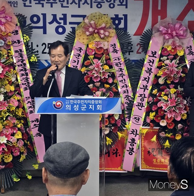 최유철 주민자치중앙회 의성군지회장이 10일 개소식에서 인사말을 하고 있다./사진=박영우 기자