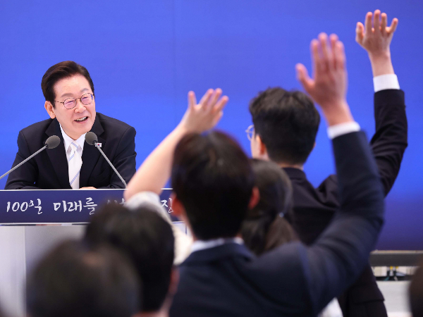 이재명 대통령이 여당에서 징벌적 손해배상을 주요 골자로 하는 언론중재법 개정안을 추진하는 것과 관련해 입장을 밝혔다. 사진은 이재명 대통령이 11일 청와대 영빈관에서 열린 취임 100일 기자회견 '회복을 위한 100일, 미래를 위한 성장'에서 취재진 질문을 받는 모습. /사진=뉴시스(대통령실통신사진기자단)