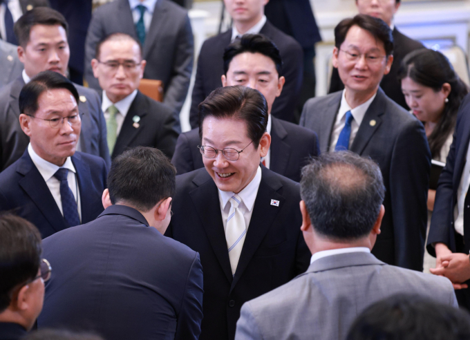 이재명 대통령이 11일 청와대 영빈관에서 열린 취임 100일 기자회견 '회복을 위한 100일, 미래를 위한 성장'을 마친 뒤 퇴장하며 취재진과 악수를 나눴다. /사진=뉴시스