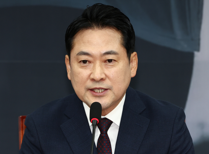  장동혁 국민의힘 대표가 이재명 대통령의 취임 100일 기자회견을 놓고 "민주공화국을 민주당 공화국으로 만드는 회견"이라고 평가했다. 사진은 11일 오후 서울 여의도 국회에서 이재명 대통령 취임 100일 기자회견 관련 입장을 발표한 장 대표 . /사진=뉴시스