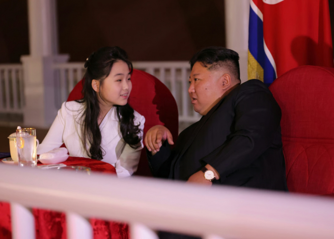 국가정보원은 11일 북한 김정은 국무위원장의 딸 김주애가 최근 중국 방문을 통해 후계자 입지를 다졌다고 평가했다. 사진은 북한 노동당 기관지 노동신문이 지난 6월12일 진행된 해군 구축함 진수기념식에 참석한 김 위원장과 딸 주애. /사진=뉴스1(평양노동신문)