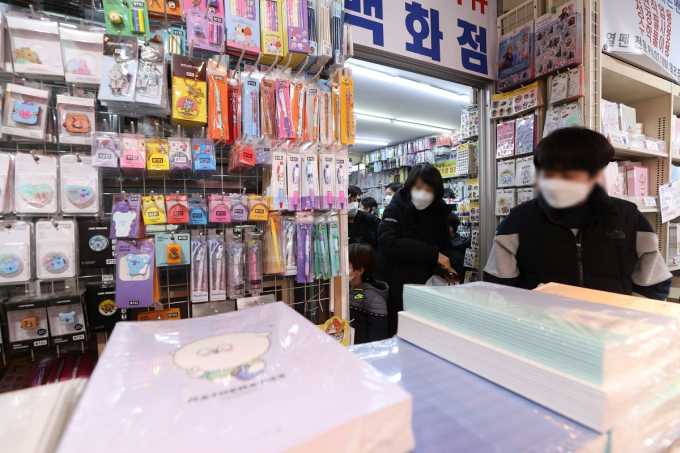 한국문구공업협동조합, 한국문구유통업협동조합, 한국문구인연합회 등 문구 3단체가 11일 오전 중기중앙회 기자실에서 기자회견을 열고 "다이소, 쿠팡 등 대기업 유통 채널에서 문구류가 미끼상품으로 취급되며 전통 문구점과 지역 상권이 심각한 타격을 입고 있다"며 "정부가 문구업 소상공인 보호를 위한 제도적 장치를 마련해야 한다"고 촉구했다. 사진은 기사와 직접적인 관련이 없음. /사진=뉴시스