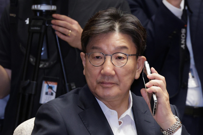 권성동 국민의힘 의원이 11일 당 의원총회에서 동료 의원들에게 자신에 대한 체포동의안을 찬성해달라고 요청한 것으로 전해졌다. 사진은 11일 권성동 국민의힘 의원이 서울 여의도 국회에서 열린 당 의원총회에서 통화하고 있는 모습. /사진=뉴스1