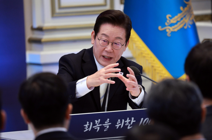 이재명 대통령이 주식양도세를 내는 대주주 기준 완화 가능성을 시사했다. 사진은 11일 청와대 영빈관에서 열린 취임 100일 기자회견 '회복을 위한 100일, 미래를 위한 성장'에서 취재진 질문에 답변하는 이재명 대통령./사진=뉴시스