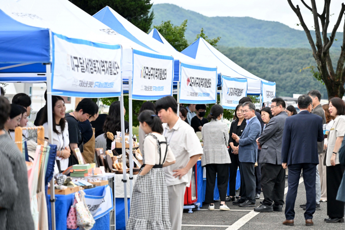 지난 10일 군위군청 주차장에서 '대구자활별별순회장터'가 열리고 있다./사진제공=대구 군위군