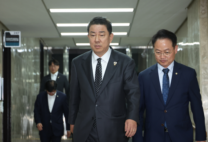김병기 더불어민주당 원내대표가 3대(내란·김건희·순직해병) 특검법 수정안 합의 무산에 대해 정청래 민주당 대표에게 공개 사과하라고 밝혔다. 사진은 김 원내대표(왼쪽)와 허영 민주당 의원이 11일 서울 여의도 국회에서 열린 비공개 정책의원총회에 참석한 모습. /사진=뉴시스