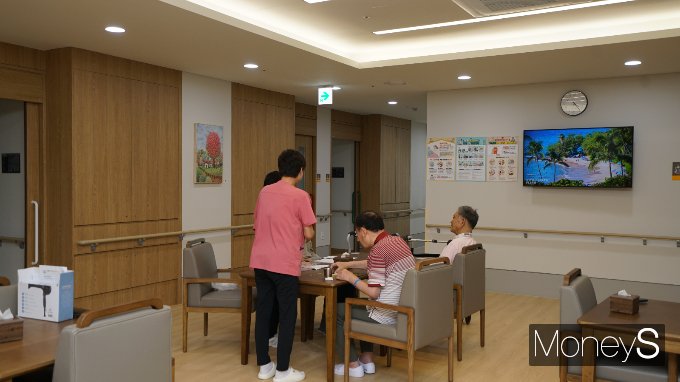 입소자들은 '셰어하우스' 같은 거주공간에서 외로울 틈 없이 시간을 보내고 있다. 사진은 공용거실에서 여가시간을 보내는 입소자들. /사진=유찬우 기자