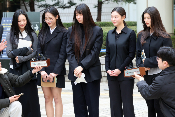 전속계약 분쟁 중인 그룹 뉴진스와 소속사 어도어의 합의 조정이 최종 불발됐다. 사진은 그룹 뉴진스(왼쪽부터 하니, 민지, 혜인, 해린, 다니엘)가 지난 3월7일 서울 서초구 서울중앙지방법원에서 어도어 측이 멤버들을 상대로 제기한 ‘기획사 지위보전 및 광고계약 체결 등 금지’ 가처분 첫 심문기일을 마친 후 취재진을 만난 모습./사진=뉴스1
