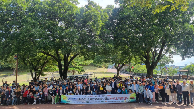 전남문화관광해설사 280여 명이 진주를 방문해 기념촬영을 하고 있다./사진=진주시