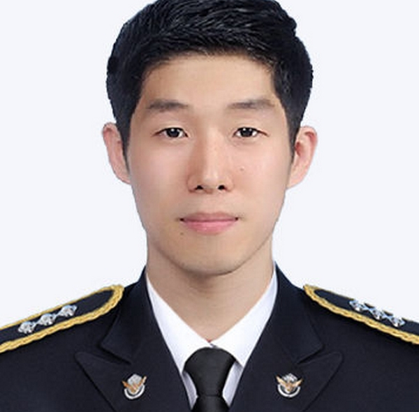 인천 한 갯벌에서 고립자를 구조한 해양경찰관이 끝내 숨졌다. 사진은 갯벌 고립자를 구하던 중 실종돼 순직한 이재석 경장 모습. /사진=뉴스1(인천해양경찰서 제공)