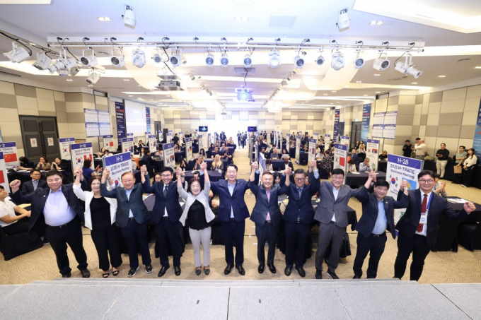 10일 열린 화성특례시 H-TRADE 해외바이어 초청 수출상담회에서 정명근 화성특례시장(앞줄 오른쪽으로부터 6번째)과 참석자들이 기념 촬영하고 있다. /사진제공=화성특례시