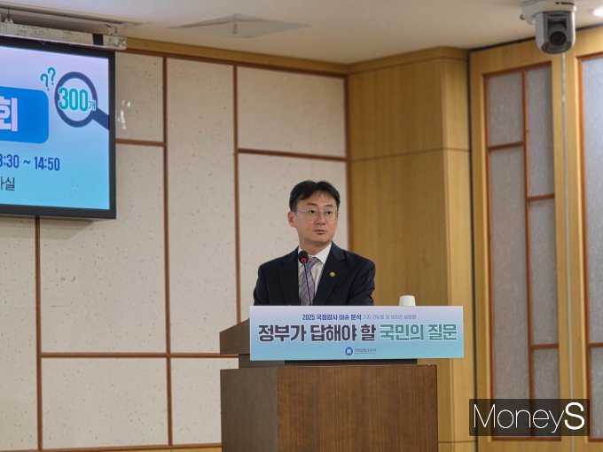 국회입법조사처가 올해 국정감사의 4대 핵심 현안으로 ▲한미 조선협력과 함정 유지·보수·정비(MRO) ▲도심지 지반침하 대책의 실효성 ▲SK텔레콤 해킹 사건 ▲고교학점제 전면 시행 문제를 꼽았다.  사진은 11일기자간담회에 참석한 이관후 입법조사처 처장의 모습. /사진=김성아 기자