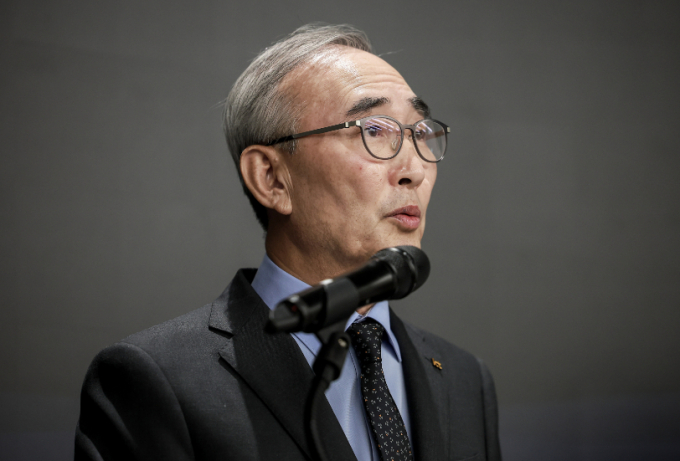 김영섭 KT 대표가 11일 서울 종로구 KT 광화문빌딩 웨스트 사옥에서 열린 소액결제 피해 관련 기자 브리핑에서 사과문을 발표 하고 있다. /사진=뉴스1(공동취재)