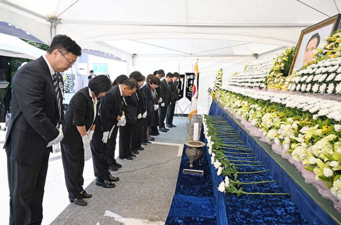 고 오범구 의원의 영결식에 참석한 의정부시의원들이 영정 앞에서 묵념하고 있다./사진제공=의정부시의회
