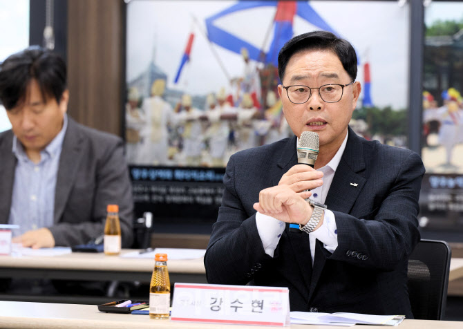 강수현 양주시장이 11일 양주문화관광재단 설립 간담회에 참석해 시민들과 의견을 나누고 있다. /사진제공=양주시  