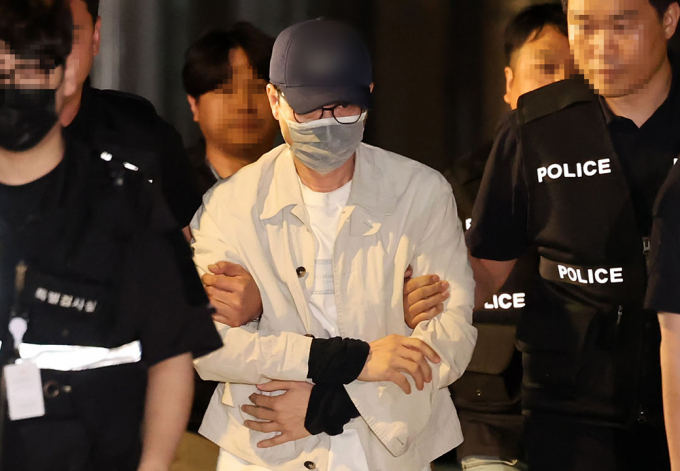 사진은 지난 11일 삼부토건 주가조작 의혹 사건의 핵심 인물인 이기훈 부회장이 전남 목포시에서 체포돼 서울 종로구 김건희 특검팀으로 호송되고 있는 모습. /사진=뉴시스