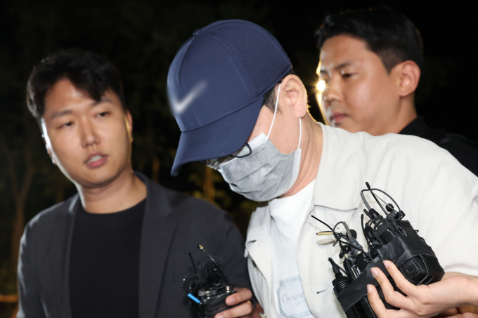 삼부토건 주가조작 의혹의 키맨으로 알려진 이기훈 부회장에 대한 구속 전 피의자 심문이 12일 열린다. 사진은 지난 11일 서울 종로구 김건희특검팀으로 호송되는 이기훈 삼부토건 부회장의 모습. /사진=뉴시스