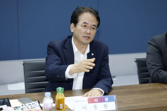 지역혁신 AI 기업 현장을 방문한 이동환 고양특례시장. /사진제공=고양특례시