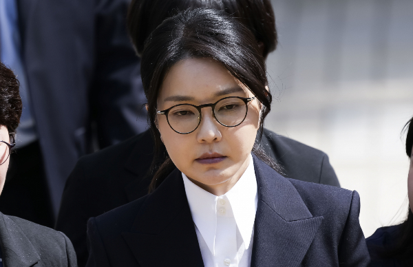 윤석열 전 대통령 측과 소통하는 서정욱 변호사가 김건희 여사가 비상계엄을 미리 알지 못 했다고 주장했다. 사진은 김건희 여사가 지난 달 12일 오후 서울 서초구 서울중앙지법에서 열린 구속 전 피의자 심문(영장실질심사)를 마치고 나오는 모습. /사진=뉴스1