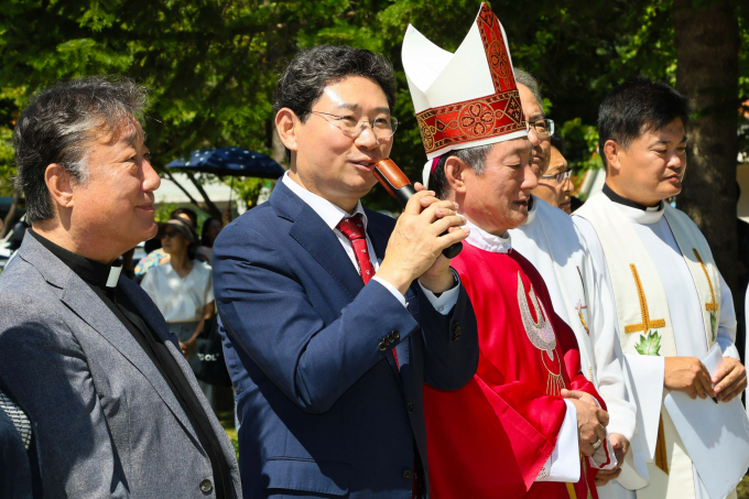 이상일 용인특례시장이 11일 양지면 은이성지 입구에서 열린 '청년김대건길' 명예도로명판 제막식에 참석해 인사말을 하고 있다. /사진제공=용인특례시  