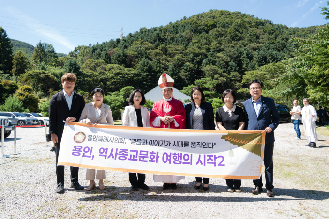 용인특례시의회 의원연구단체 '용인, 역사종교문화 여행의 시작2' 김희영 대표의원 등 의원들이 지난 11일 처인구 양지면 은이성지에서 열린 ‘청년 김대건 길’ 명예도로 제막식에 참석해 단체사진을 찍고 있다. /사진제공=용인특례시의회