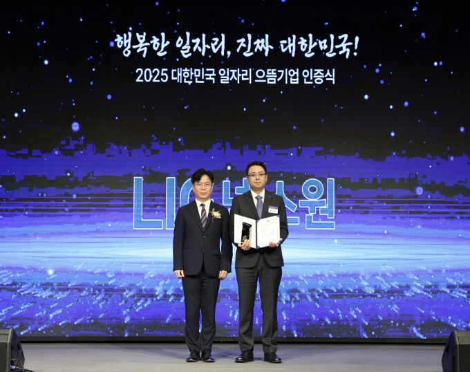LIG넥스원이 '2025 대한민국 일자리 으뜸기업'으로 3년 연속 선정됐다. 사진은 시상식에 참석했던 김영훈(왼쪽) 고용노동부 장관과 전인석 LIG넥스원 인사실장. /사진=LIG넥스원